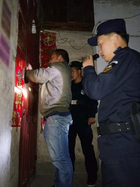 6个3粗心妈妈误将幼女锁家中 民警全城寻开锁师傅开门