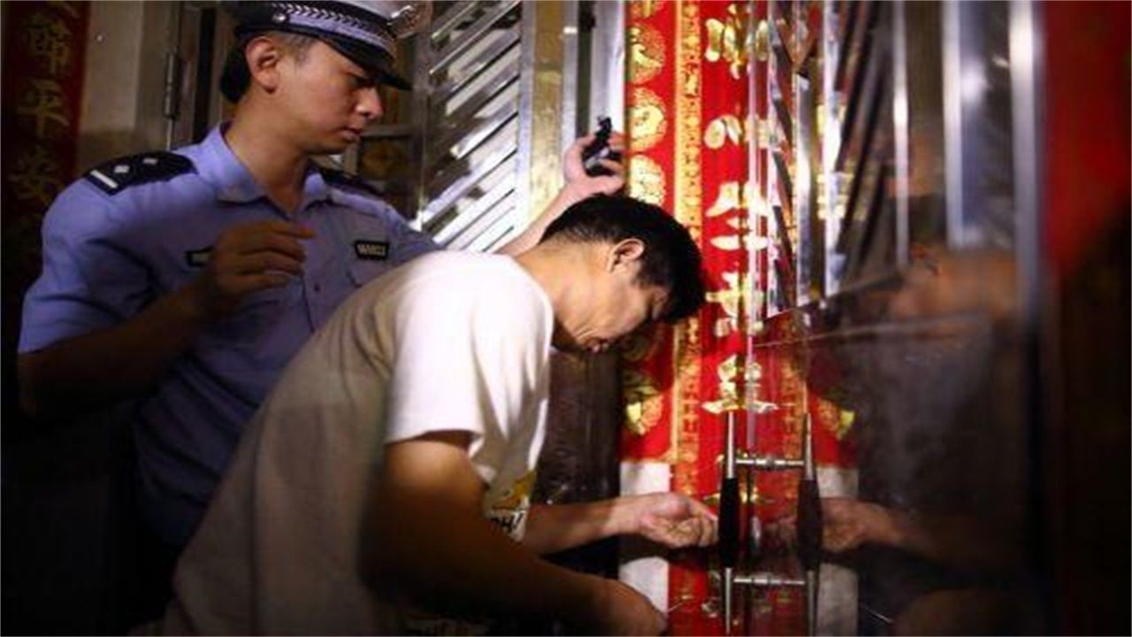 6个3请开锁师傅开了锁后，师傅为什么一般都不进门，就算主人请也不进去？